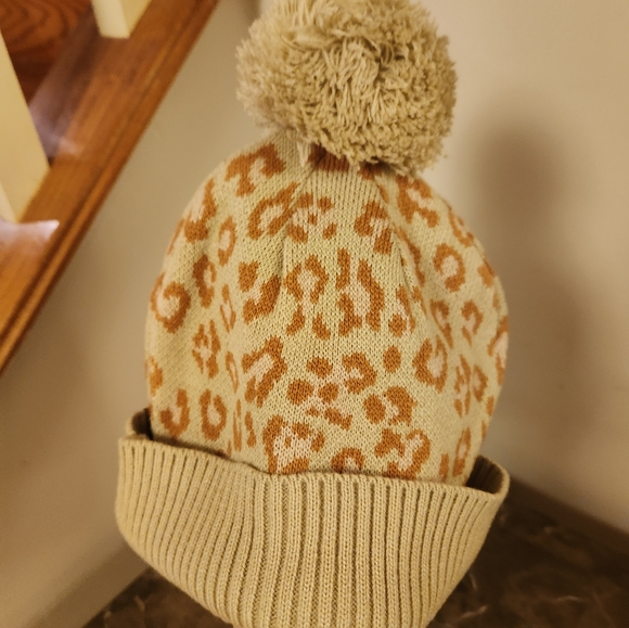 Hurley cheetah print winter hat with pom on top nwt - Picture 6 of 7